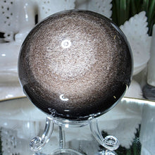Lade das Bild in den Galerie-Viewer, Obsidian Kugel mit silbernem Flash
