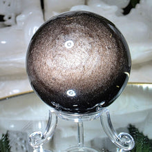 Lade das Bild in den Galerie-Viewer, Obsidian Kugel mit silbernem Flash
