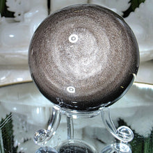 Lade das Bild in den Galerie-Viewer, Obsidian Kugel mit silbernem Flash
