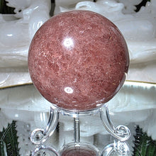 Lade das Bild in den Galerie-Viewer, Erdbeerquarz Kugel mit Stand
