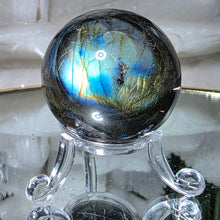 Lade das Bild in den Galerie-Viewer, Labradorit Kugel mit Stand
