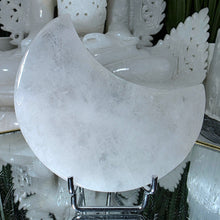 Lade das Bild in den Galerie-Viewer, Bergkristall Mond auf Stand (Aufladeplatte)
