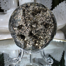 Lade das Bild in den Galerie-Viewer, Pyrit Kugel mit Stand
