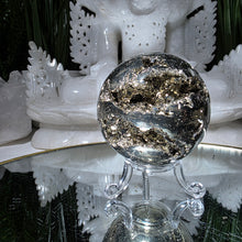 Lade das Bild in den Galerie-Viewer, Pyrit Kugel mit Stand
