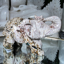 Lade das Bild in den Galerie-Viewer, Elefant Carving
