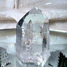Lade das Bild in den Galerie-Viewer, Bergkristall Spitze mit Regenbögen
