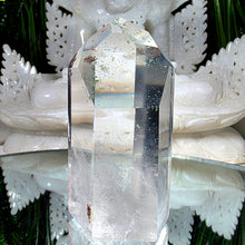 Lade das Bild in den Galerie-Viewer, Bergkristall Turm mit grünen Chlorit Einschlüssen
