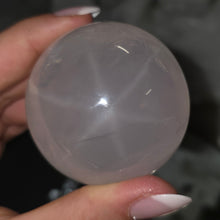 Lade das Bild in den Galerie-Viewer, Rosenquarz Kugel mit Stern
