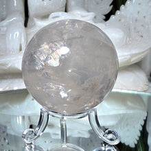 Lade das Bild in den Galerie-Viewer, Sehr helle Rosenquarz Kugel mit Stand
