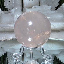 Lade das Bild in den Galerie-Viewer, Sehr helle Rosenquarz Kugel mit Stand
