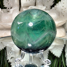 Lade das Bild in den Galerie-Viewer, Fluorit Kugel mit Stand
