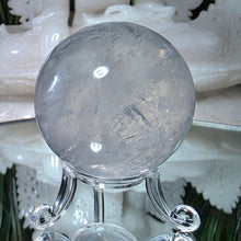 Lade das Bild in den Galerie-Viewer, Bergkristall Kugel mit Stand
