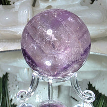 Lade das Bild in den Galerie-Viewer, Amethyst Kugel mit Phantomen
