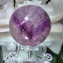 Lade das Bild in den Galerie-Viewer, Amethyst Kugel mit Phantomen
