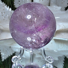 Lade das Bild in den Galerie-Viewer, Amethyst Kugel mit Phantomen
