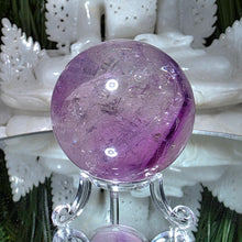 Lade das Bild in den Galerie-Viewer, Amethyst Kugel mit Phantomen
