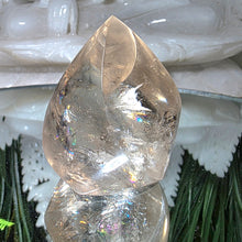 Lade das Bild in den Galerie-Viewer, Rauchquarz Flamme mit Regenbögen
