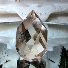 Lade das Bild in den Galerie-Viewer, Helle facettierte Rauchquarz Spitze
