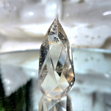 Lade das Bild in den Galerie-Viewer, Helle facettierte Rauchquarz Spitze
