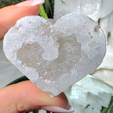 Lade das Bild in den Galerie-Viewer, Quarz Geode in Herzform
