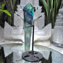 Lade das Bild in den Galerie-Viewer, Fluorit Zepter auf Stand
