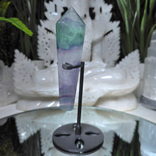 Lade das Bild in den Galerie-Viewer, Fluorit Zepter auf Stand
