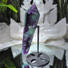 Lade das Bild in den Galerie-Viewer, Fluorit Zepter auf Stand
