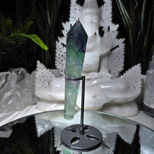 Lade das Bild in den Galerie-Viewer, Fluorit Zepter auf Stand
