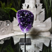 Lade das Bild in den Galerie-Viewer, High Quality Amethyst auf Stand
