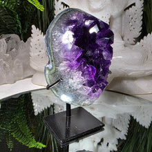 Lade das Bild in den Galerie-Viewer, High Quality Amethyst auf Stand
