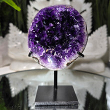 Lade das Bild in den Galerie-Viewer, High Quality Amethyst auf Stand
