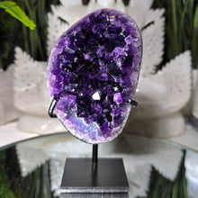 Lade das Bild in den Galerie-Viewer, High Quality Amethyst auf Stand

