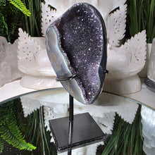 Lade das Bild in den Galerie-Viewer, Amethyst auf Stand
