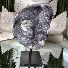 Lade das Bild in den Galerie-Viewer, Amethyst mit Stalaktit auf Stand
