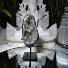 Lade das Bild in den Galerie-Viewer, Prasiolith Stalaktit Cluster auf Stand
