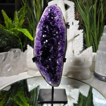 Lade das Bild in den Galerie-Viewer, High Quality Amethyst auf Stand
