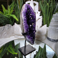 Lade das Bild in den Galerie-Viewer, High Quality Amethyst auf Stand
