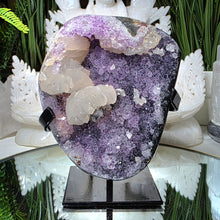 Lade das Bild in den Galerie-Viewer, Amethyst mit Calcit auf Stand
