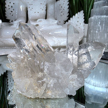 Lade das Bild in den Galerie-Viewer, Bergkristall Stufe
