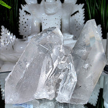 Lade das Bild in den Galerie-Viewer, Bergkristall mit grauem Lithium Einschluss
