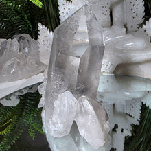 Lade das Bild in den Galerie-Viewer, Bergkristall Stufe mit grauen Lithium Phantomen
