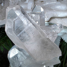 Lade das Bild in den Galerie-Viewer, Bergkristall Stufe mit grauem Lithium
