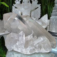 Lade das Bild in den Galerie-Viewer, Bergkristall Stufe mit grauem Lithium
