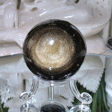 Lade das Bild in den Galerie-Viewer, Obsidian Kugel mit goldenem Flash
