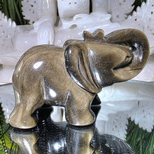 Lade das Bild in den Galerie-Viewer, Obsidian Elefanten Carving mit goldenem Flash
