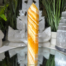 Lade das Bild in den Galerie-Viewer, Orangencalcit Turm
