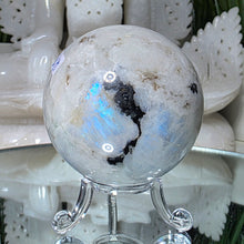 Lade das Bild in den Galerie-Viewer, Regenbogen Mondstein Kugel mit Stand
