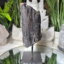 Lade das Bild in den Galerie-Viewer, Turmalin auf Stand (stärkster Schutzstein)
