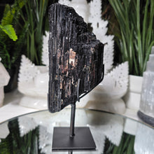 Lade das Bild in den Galerie-Viewer, Turmalin auf Stand (stärkster Schutzstein)
