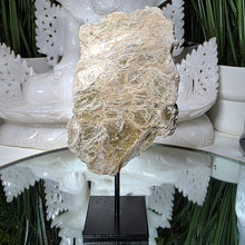Lade das Bild in den Galerie-Viewer, Golden Mica (Muskovit) Stand
